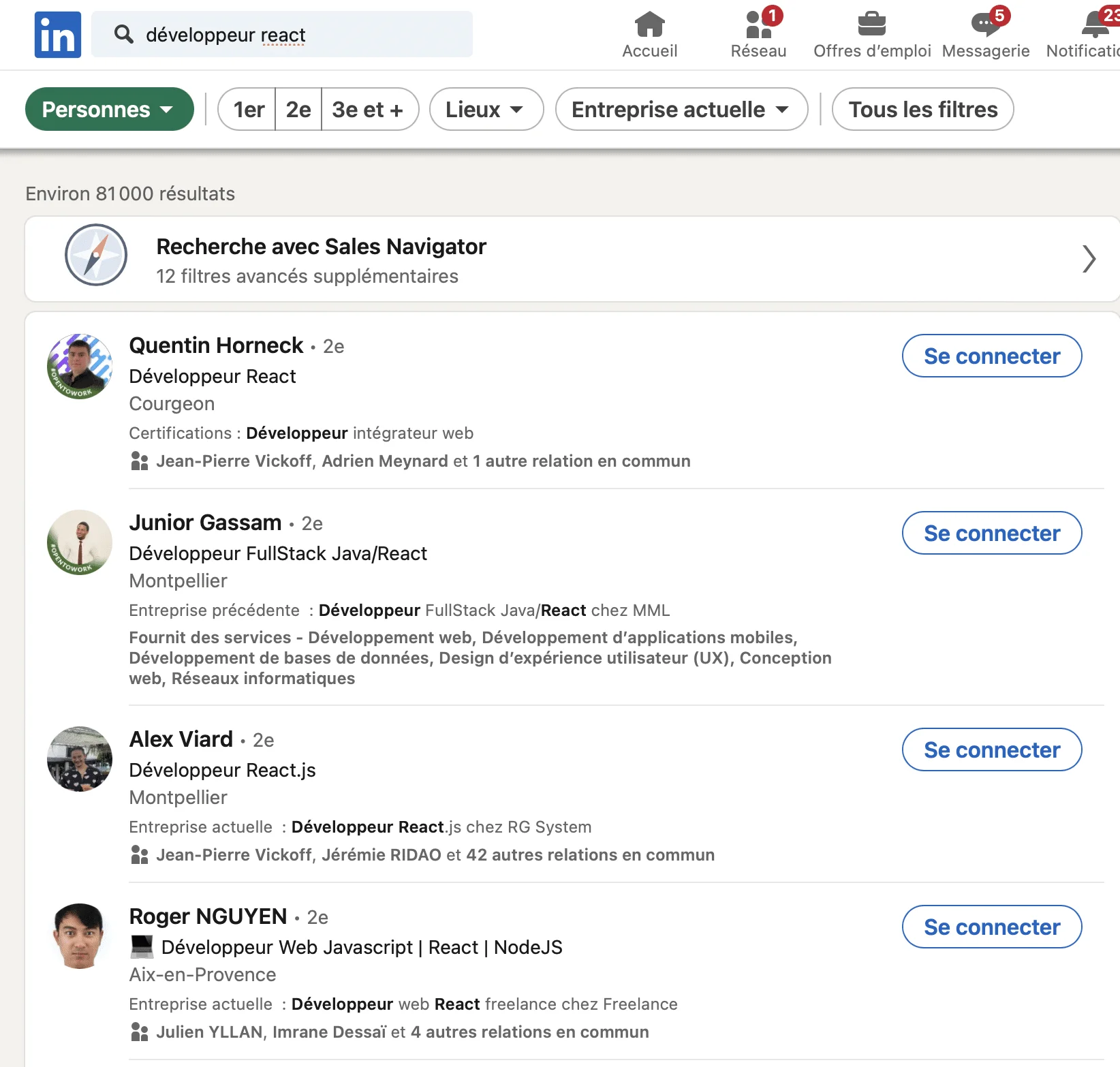 Page LinkedIn avec des profils de développeurs React, filtre de recherche, boutons "Se connecter".
