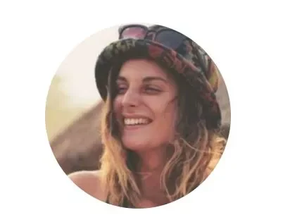 Femme souriante portrait rond