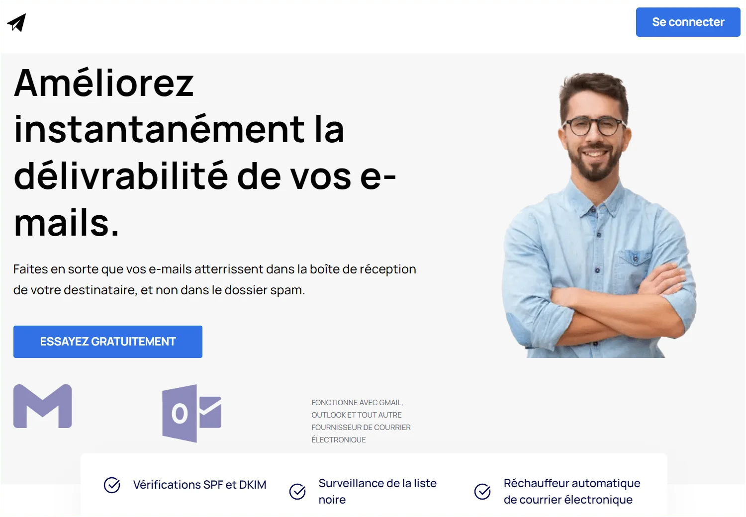 Page web promotionnelle d'un service de gestion des emails, homme souriant, texte sur l'amélioration de la délivrabilité, bouton "Essayer gratuitement", icônes de messagerie et Outlook, vérifications SPF et DKIM.