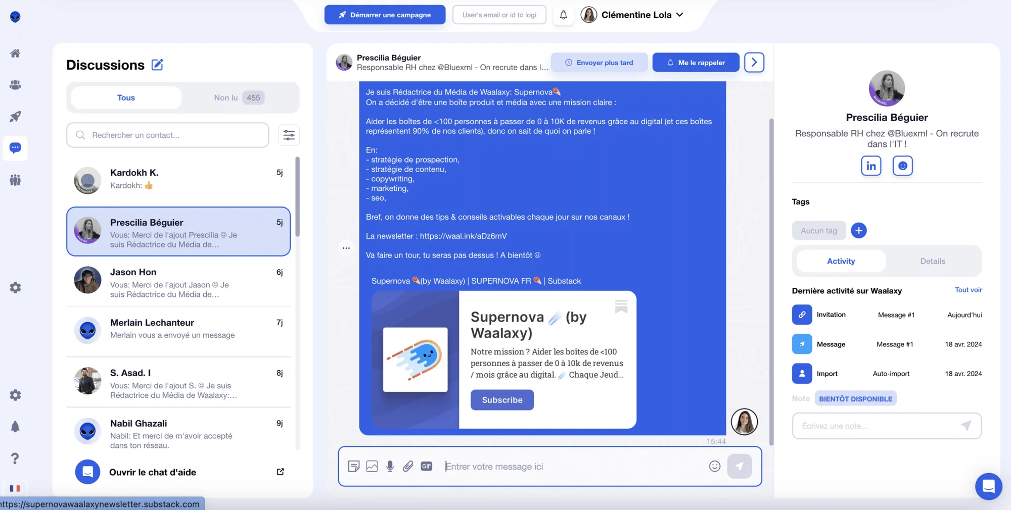 Interface d'application de messagerie avec discussions, profil et contenu promotionnel.