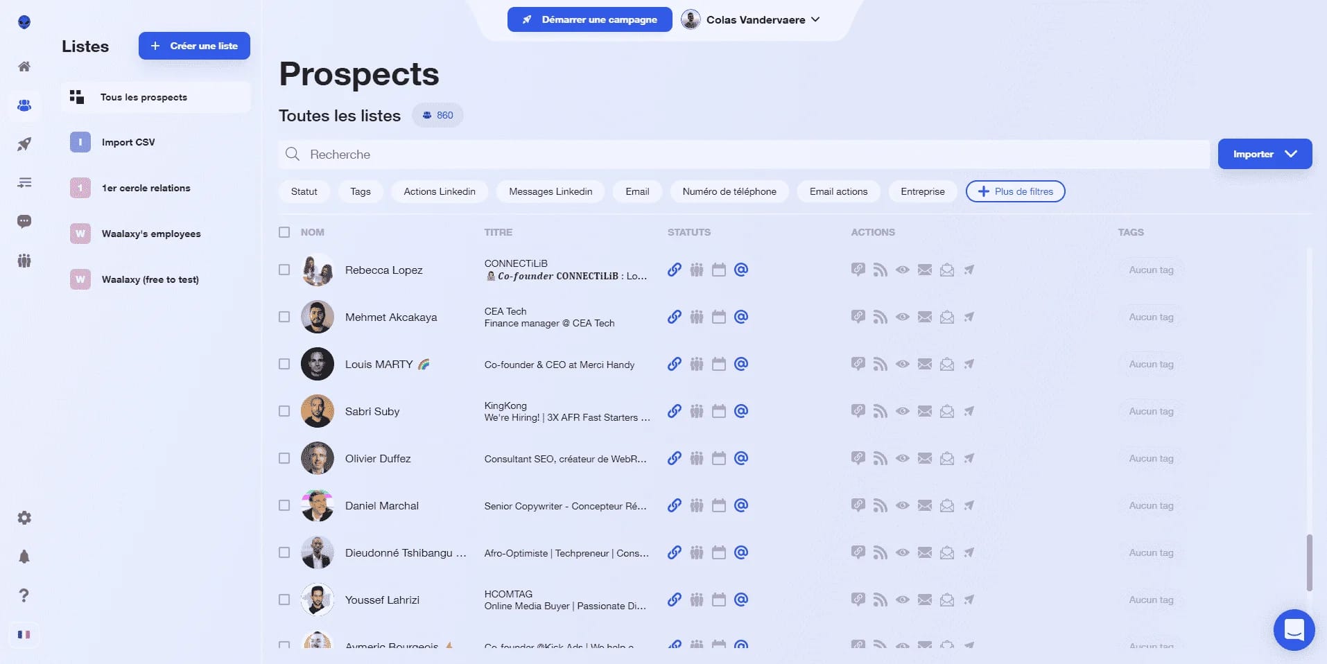 Tableau de bord d'outil de gestion des prospects avec liste de contacts, filtres et boutons d'action.
