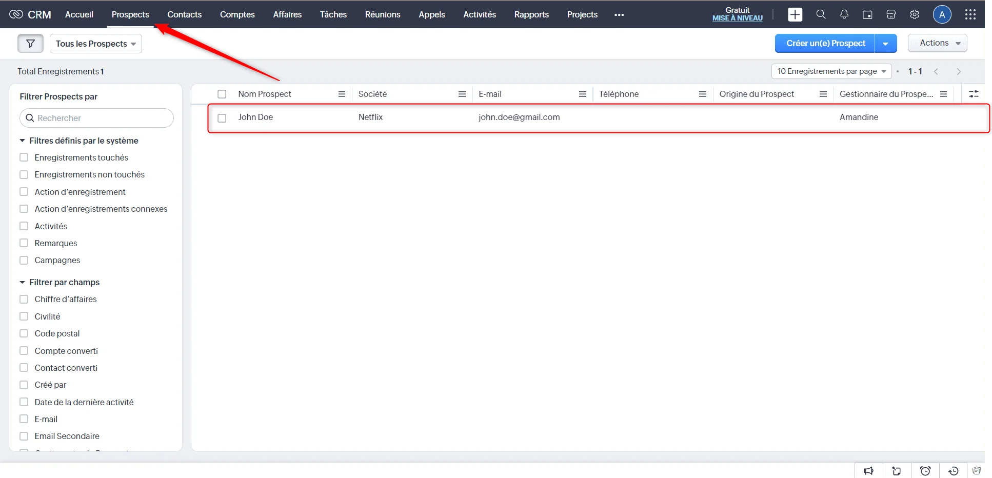Page web CRM montrant un tableau de contacts avec des colonnes pour Nom, Société, E-mail, etc., et filtres sur le côté gauche.