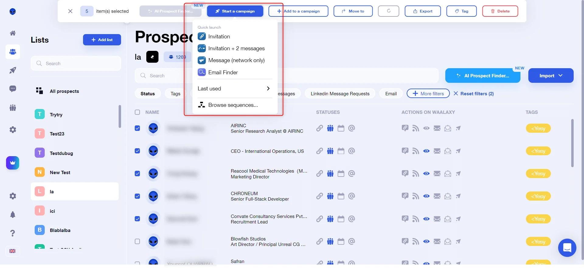 Interface d'envoi de messages, liste de prospects, boutons et options pour envoyer des invitations sur LinkedIn.