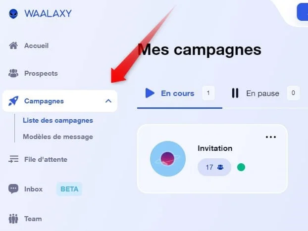 Interface d'application "Waalaxy" avec menu latéral ouvert sur "Campagnes". Texte "Mes campagnes", statut "En cours: 1", "Invitation" avec 17 participants. Flèche rouge pointant vers le menu.