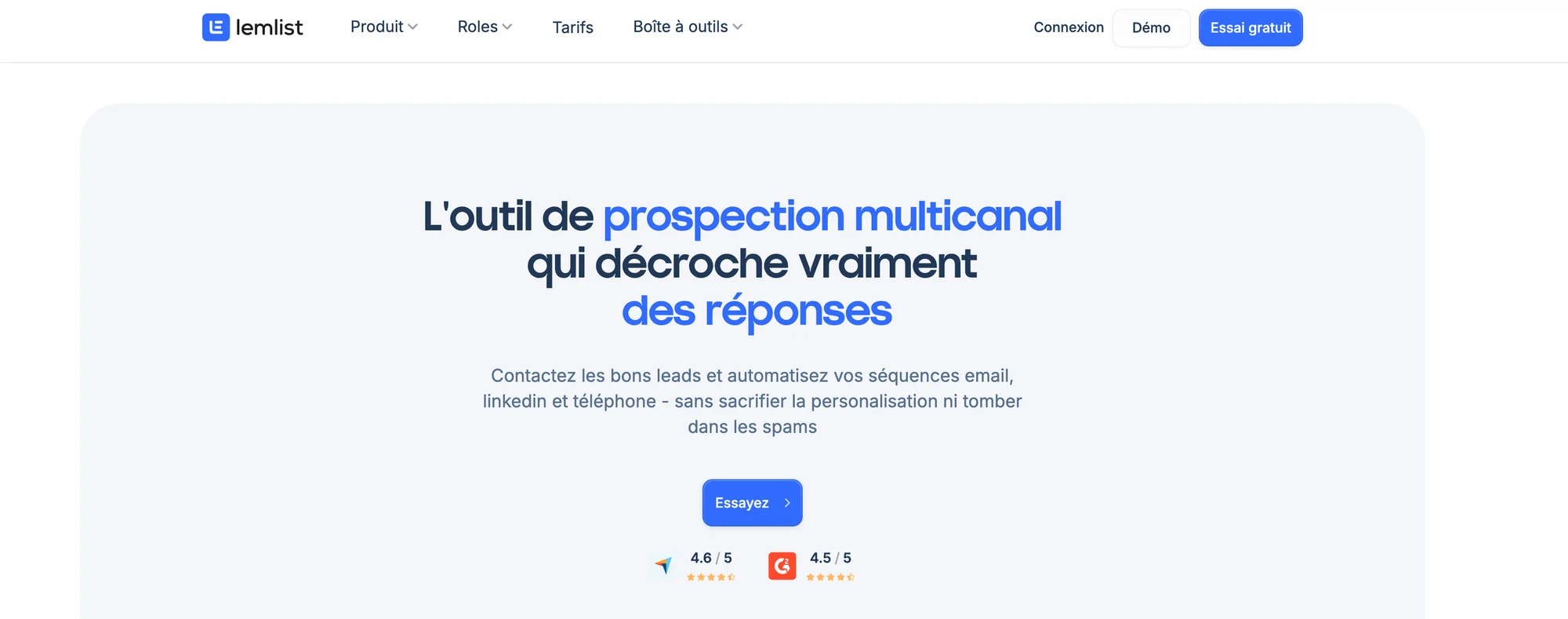 Page web présentant l'outil de prospection multicanaux "lemlist". Texte: "L'outil de prospection multicanal qui décroche vraiment des réponses." Évaluations: 4,8/5 et 4,9/5. Bouton "Essayer" visible. Navigation en haut avec liens "Produit", "Rôles", "Tarifs", etc. Contexte: site de marketing digital.