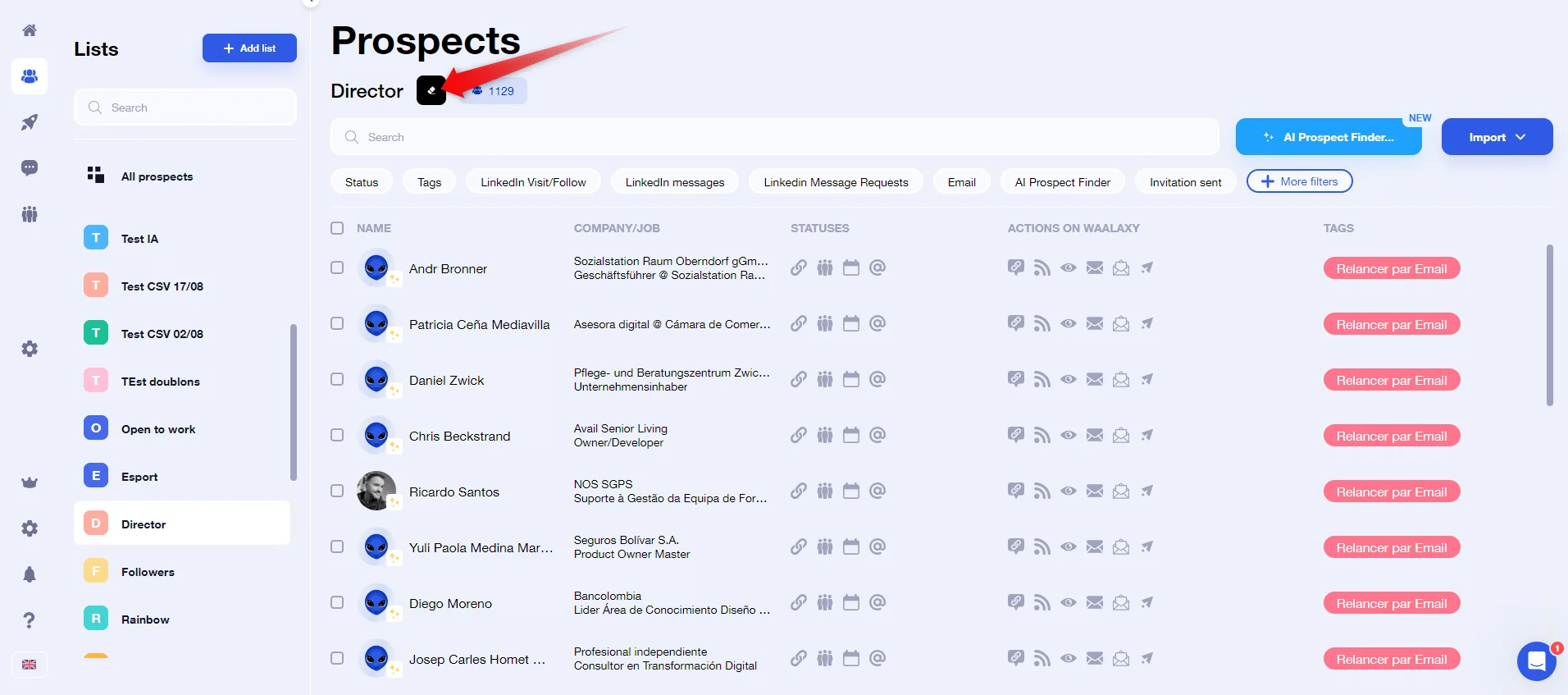Page web présentant des prospects professionnels avec des informations telles que le statut, les tags, les messages LinkedIn, les demandes de messagerie et des actions sur des profils. Le texte "Prospects" est en gras au centre. Un curseur pointe vers un profil spécifique.