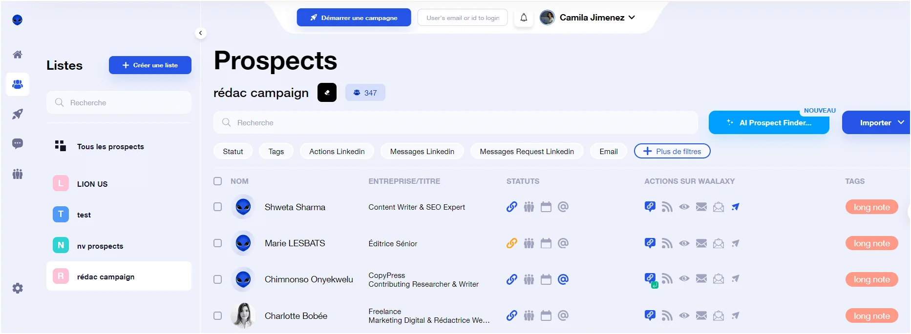 Page web d'outil de marketing avec liste de prospects, statut, tags, actions LinkedIn, messages, email et icônes liées.