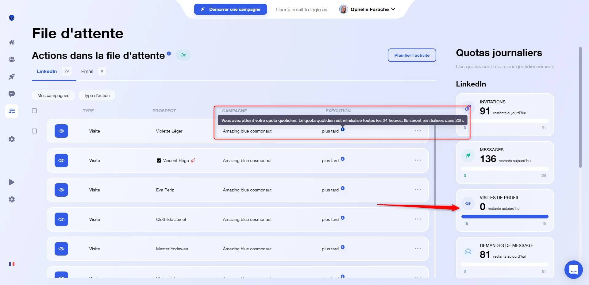 Vue d'écran de LinkedIn montrant des actions en attente dans "File d'attente". Texte: "Amazing true comment". Statistiques de messageries et profils sur le côté droit. Contexte: interface utilisateur de gestion de la file d'attente pour les actions LinkedIn.