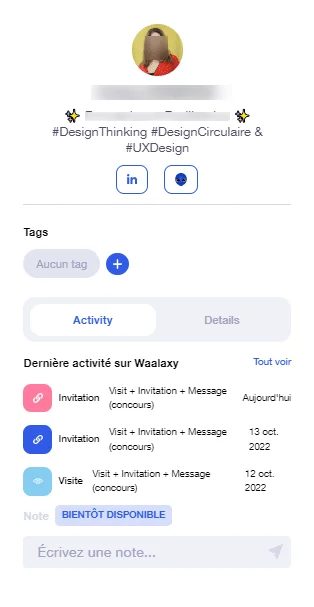 Page web d'utilisateur avec tags "DesignThinking", "DesignCircular" & "UXDesign". Profil avec icône circulaire. Activités récentes sur Waalaxy mentionnant des invitations et visites. Note à venir.