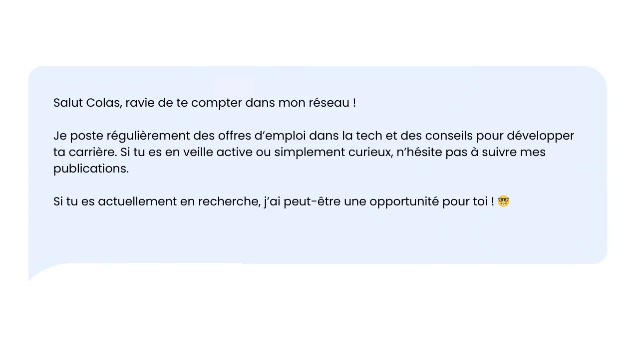 Message de chat bleu clair : "Salut Colas, ravi de te compter dans mon réseau ! Poste régulièrement des offres d'emploi et conseils."
