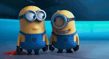 Deux minions jaunes bleus souriant