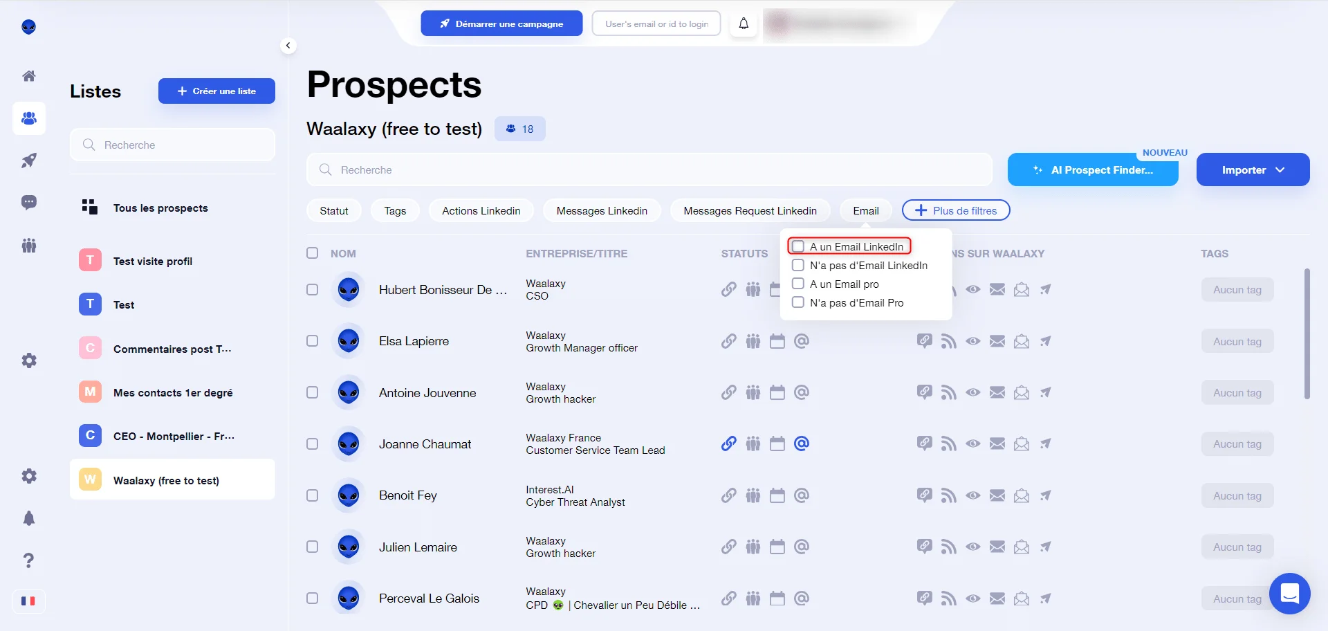 Page web montrant des prospects dans un logiciel de gestion de relations client (CRM), avec des options d'envoi de messages et statuts des contacts.