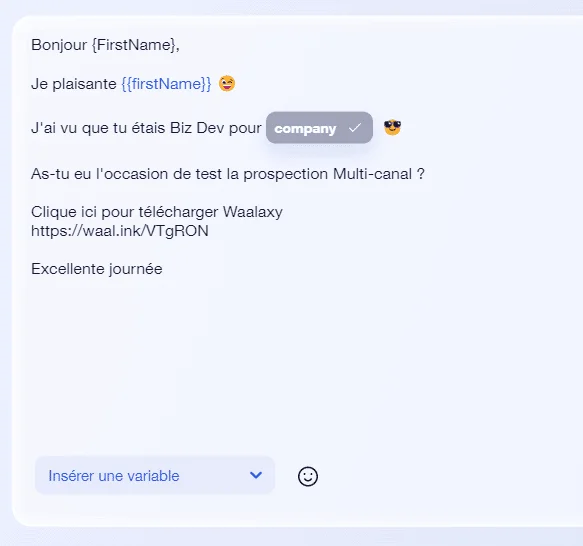 Message d'email avec nom personnalisé, mention de Biz Dev, logo "company", emoji sourire, lien pour télécharger Waalaxy, icône de chat.