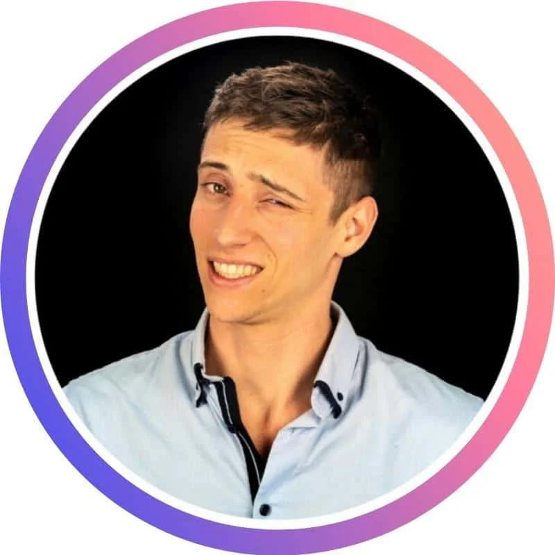 Portrait homme souriant chemise bleue
