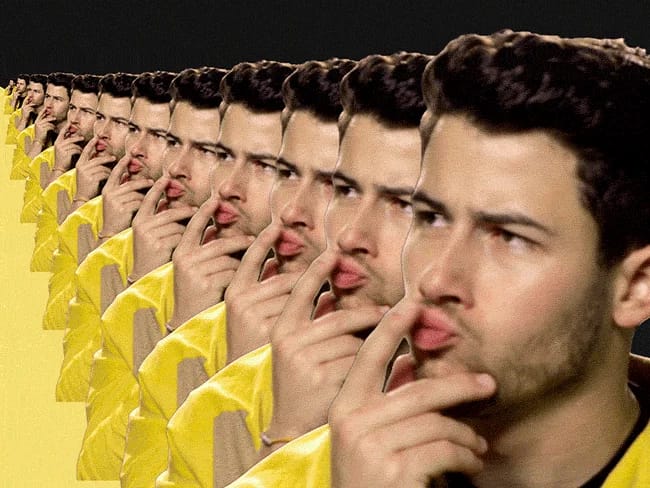 Clones d'hommes identiques en réflexion