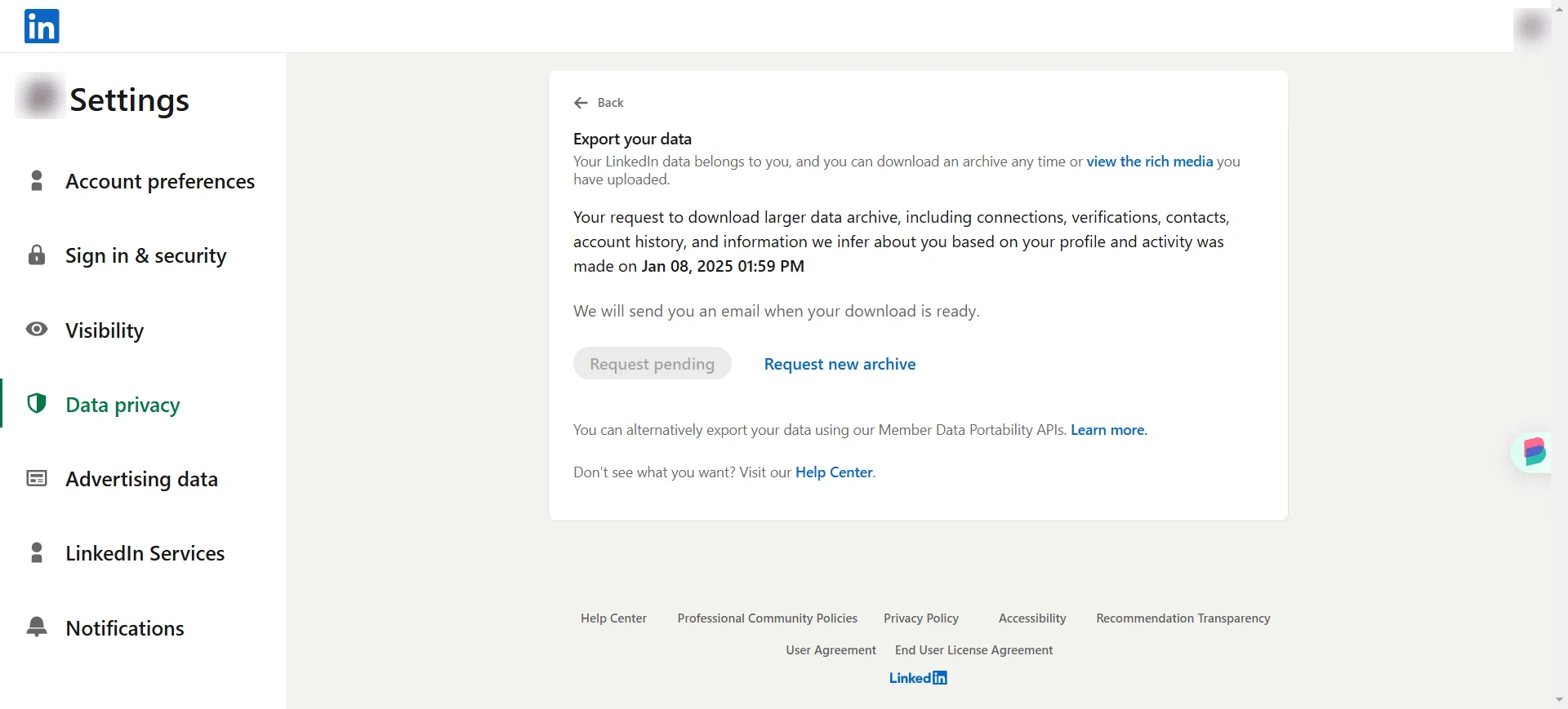 Page LinkedIn, section "Data privacy", demande d'exportation des données en cours.