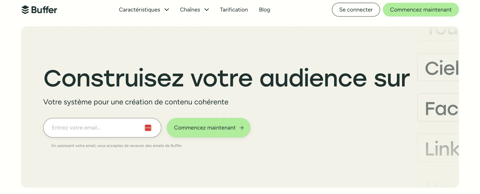 Page d'accueil de Buffer avec inscription pour construire votre audience. Texte principal: "Construisez votre audience sur". Entrée email et bouton vert "Commencez maintenant". Navigation en haut: Caractéristiques, Chaînes, Tarification, Blog, Se connecter. Contexte: Interface utilisateur de gestion de contenu social.