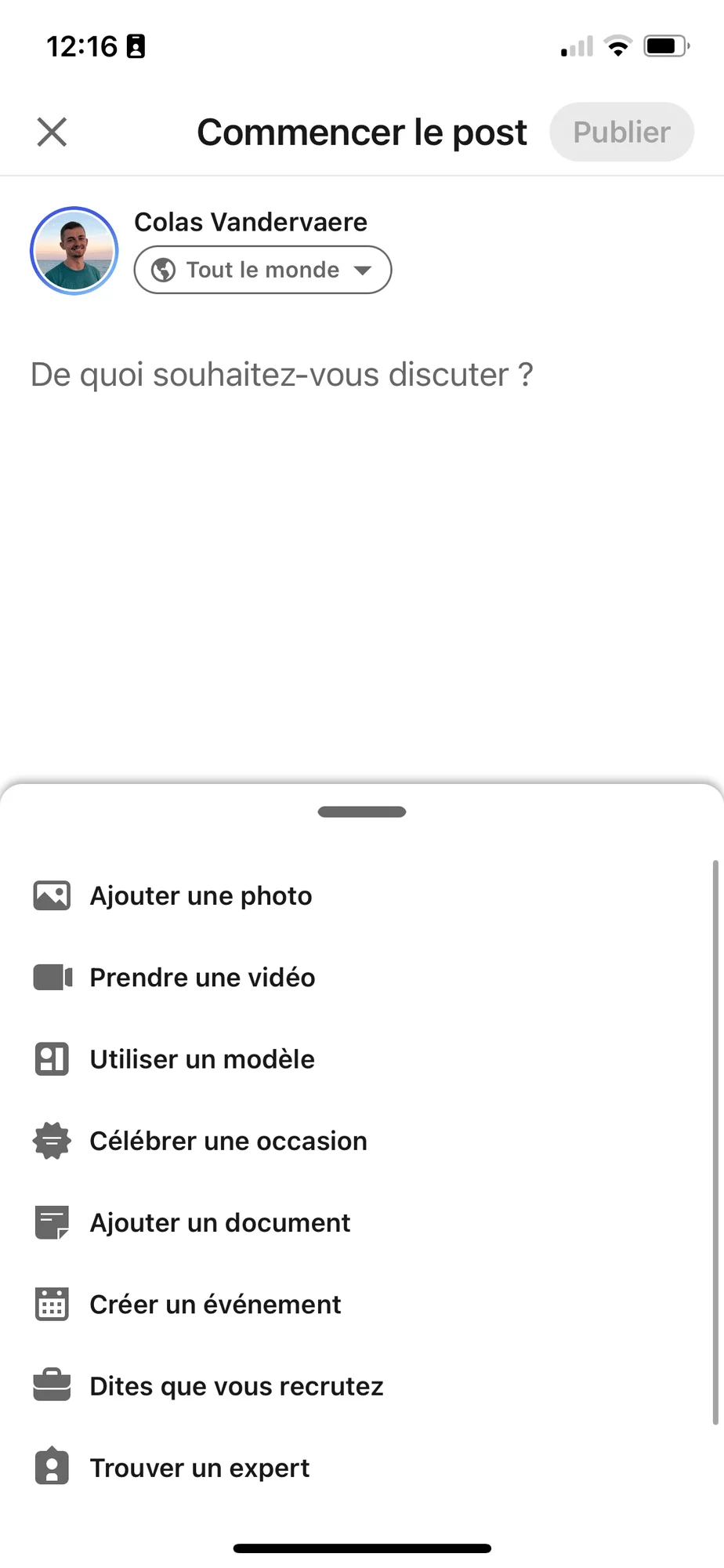 Écran d'application mobile montrant la création d'un post sur Facebook, avec des options telles que "Ajouter une photo" et "Commencer le post".