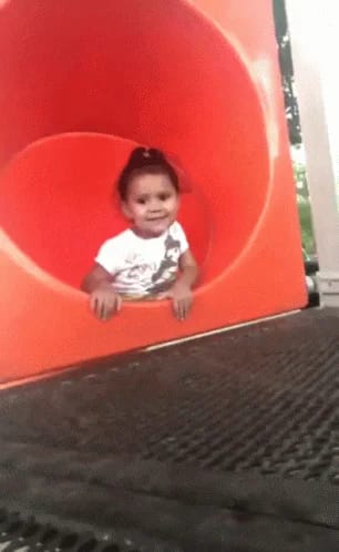 Enfant joue toboggan rouge parc