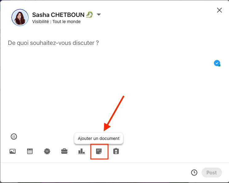 Image : Interface Facebook, discussion publique, bouton "Ajouter un document" marqué par flèche rouge.