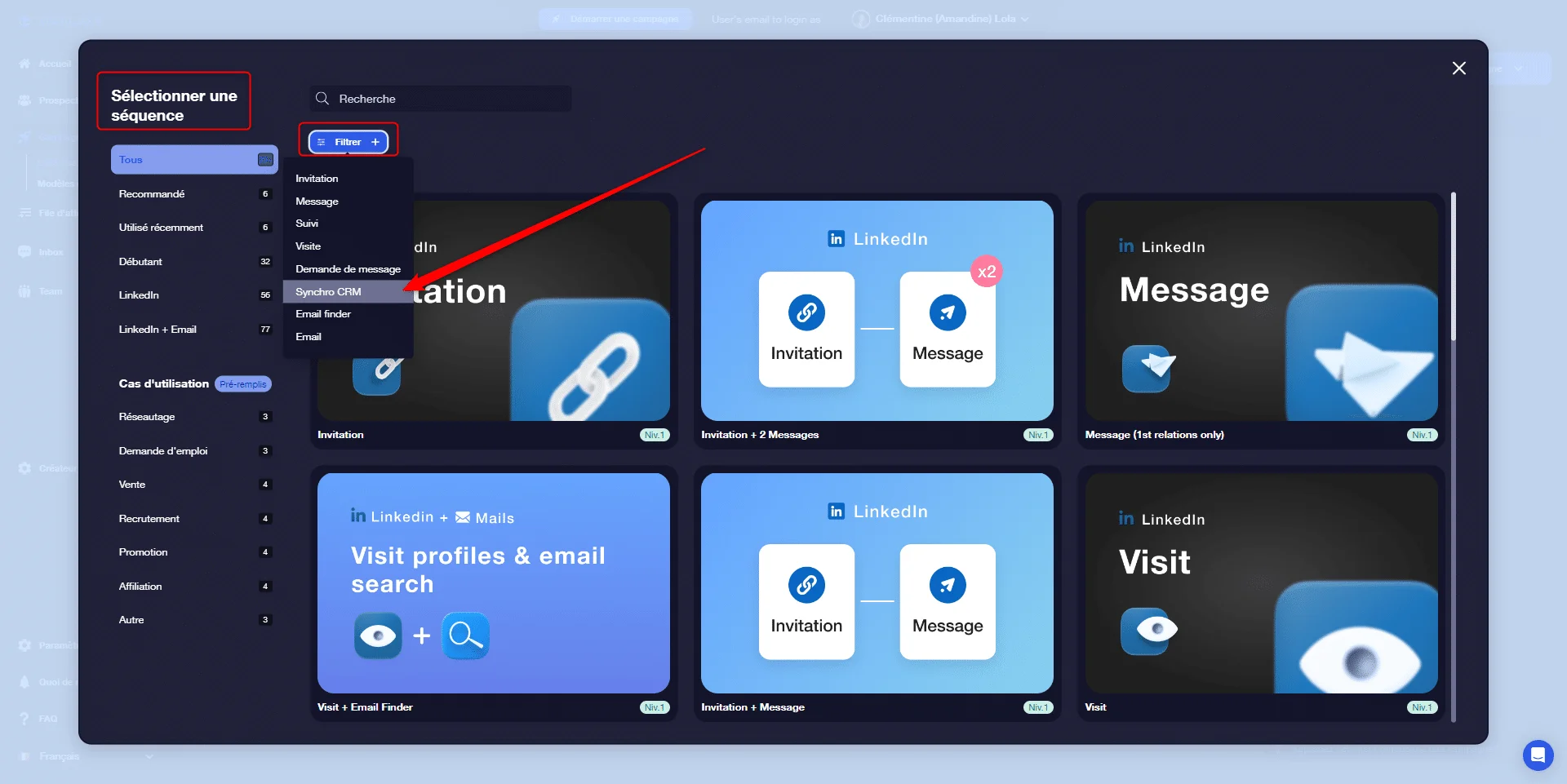 Interface d'application avec des options pour envoyer des invitations et des messages sur LinkedIn.