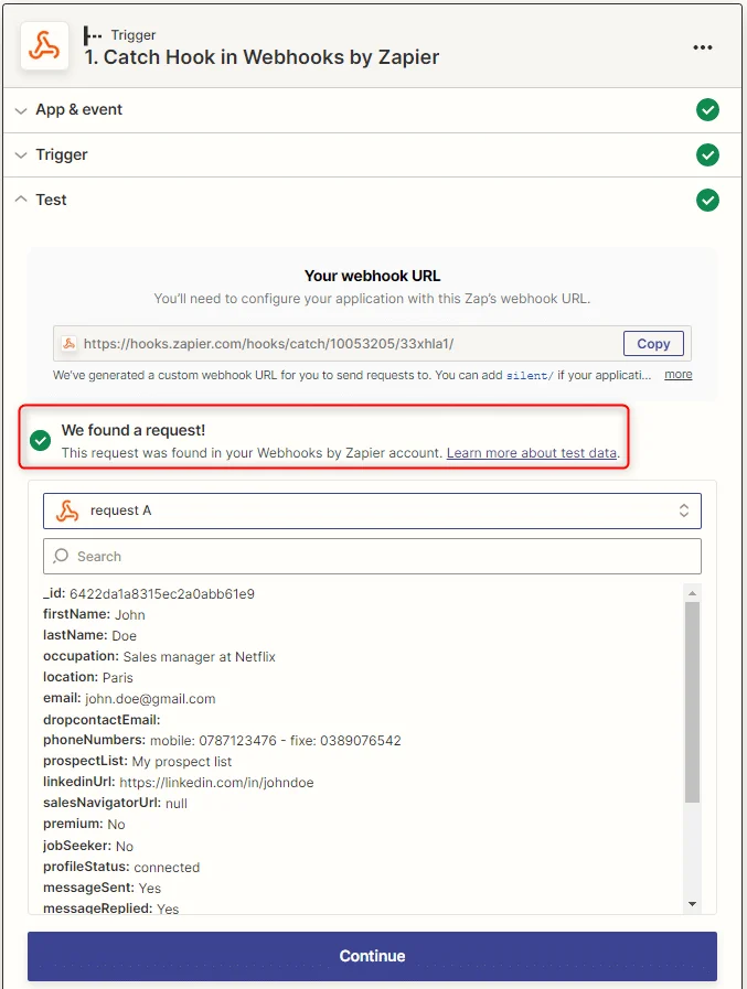 Page web d'application Zapier montrant un webhook URL et des détails sur une requête trouvée, avec succès marqué par des coches vertes.