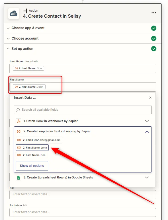 Page de configuration d'action dans Zapier pour créer un contact en Sellsy, avec des champs de saisie pour le prénom et le nom de famille. Un curseur rouge pointe vers le champ "Prénom" rempli avec "John". Contexte : paramétrage d'une action automatisée.