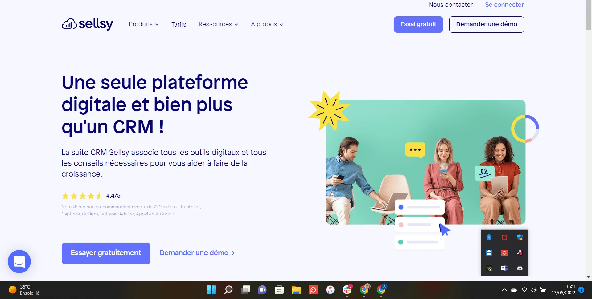 Page web de Sellsy présentant un CRM, trois personnes assises, texte sur plateforme digitale, étoiles et note 4.4/5.