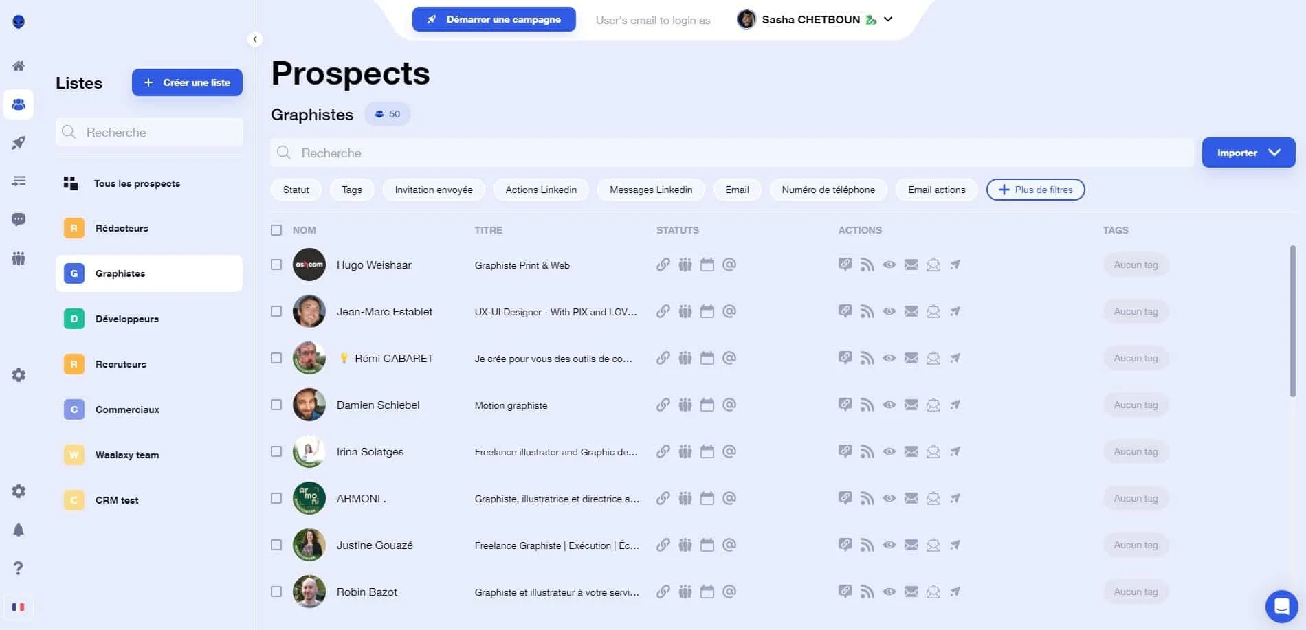 Page web montrant des prospects avec statut, nom, email et actions liées.