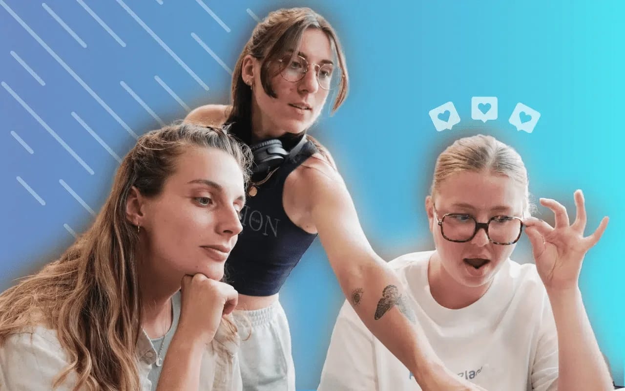 Trois personnes devant un fond bleu, gestes expressifs, symboles de médias sociaux flottent en haut à droite.