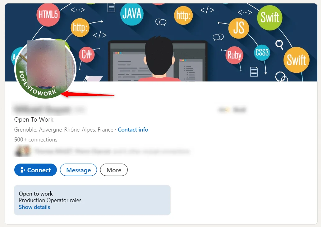 Profil LinkedIn avec image d'utilisateur travaillant sur un ordinateur, logos technologiques en arrière-plan.