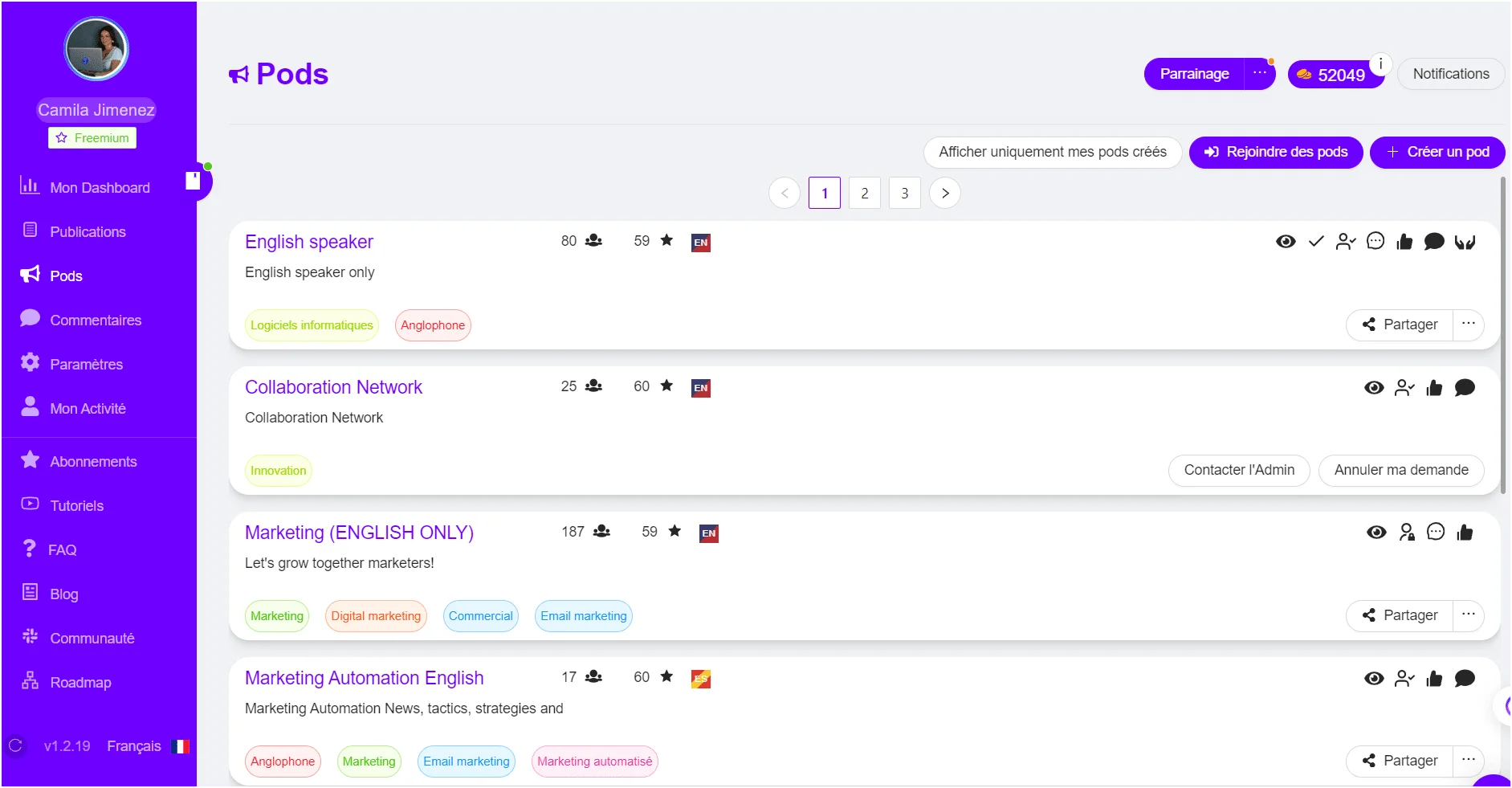 Page d'accueil du site Podio, liste des groupes "Pods" avec des options de partage et notifications.
